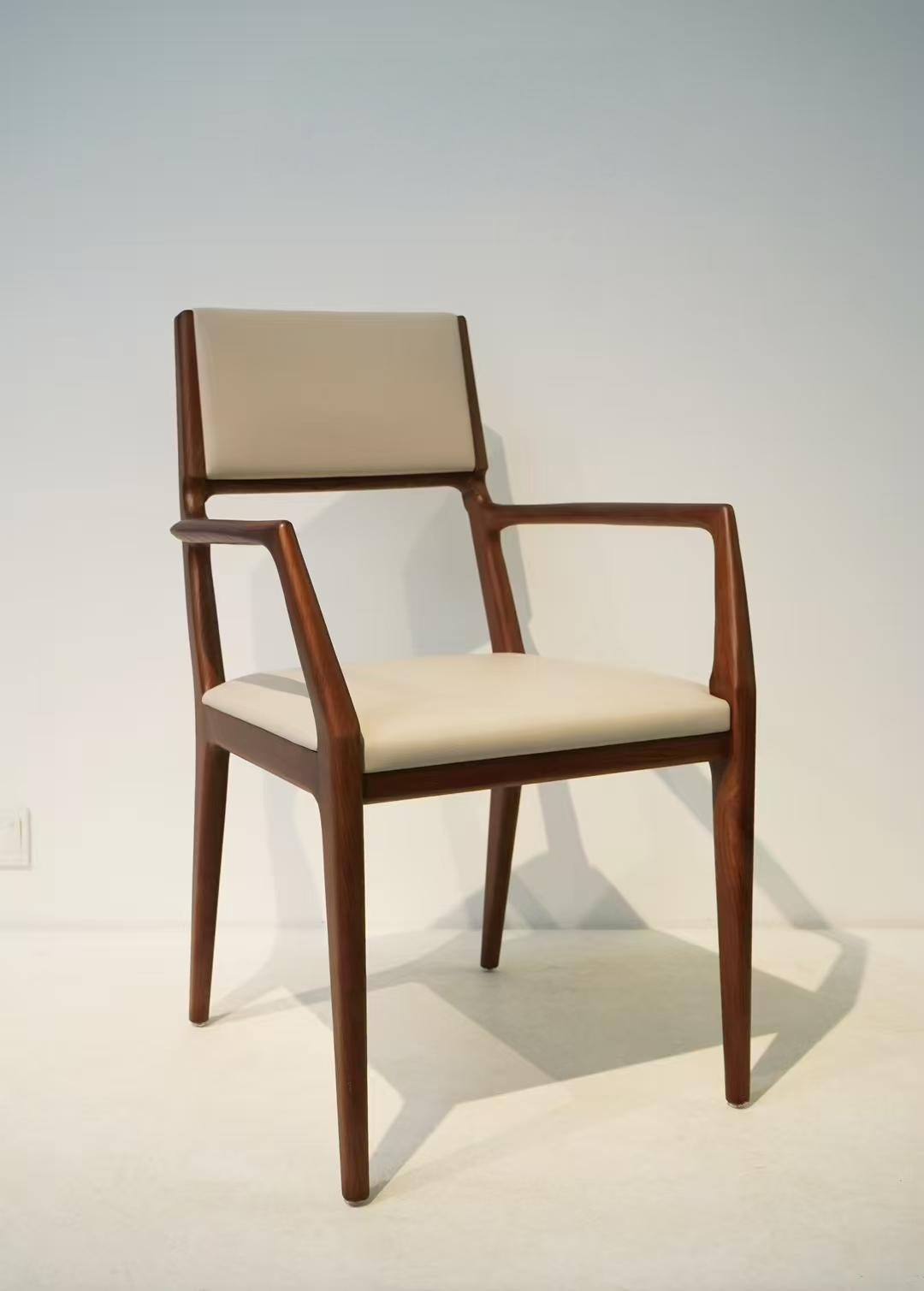 DS Amber Flow Lounge Chair: Walnut-Stained Ashwood & Organic Modernism