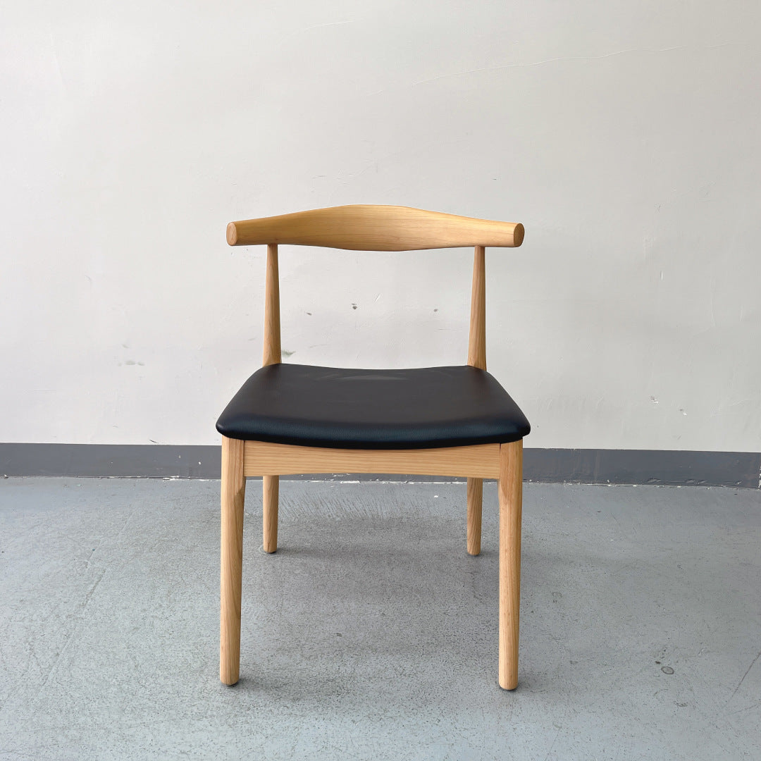 Solid Wood Frame Leather Chair – Scandinavian Modern Dining Chair with Padded Black Seat – Natural Oak & Ergonomic Backrest