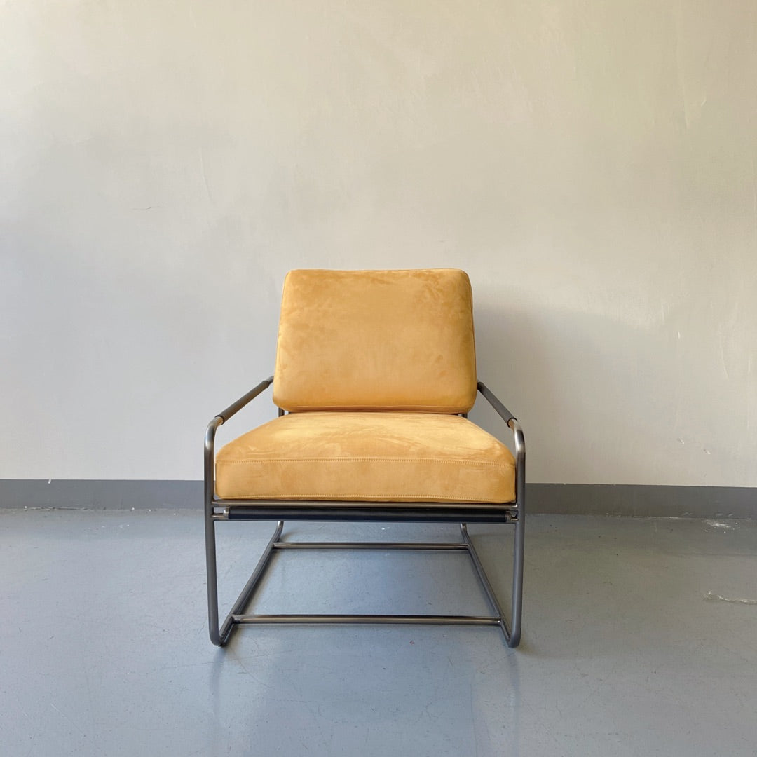 Minimalist Metal Frame Lounge Chair – Sunbeam Yellow Velvet Upholstery – Sleek Contemporary Seating for Modern Spaces