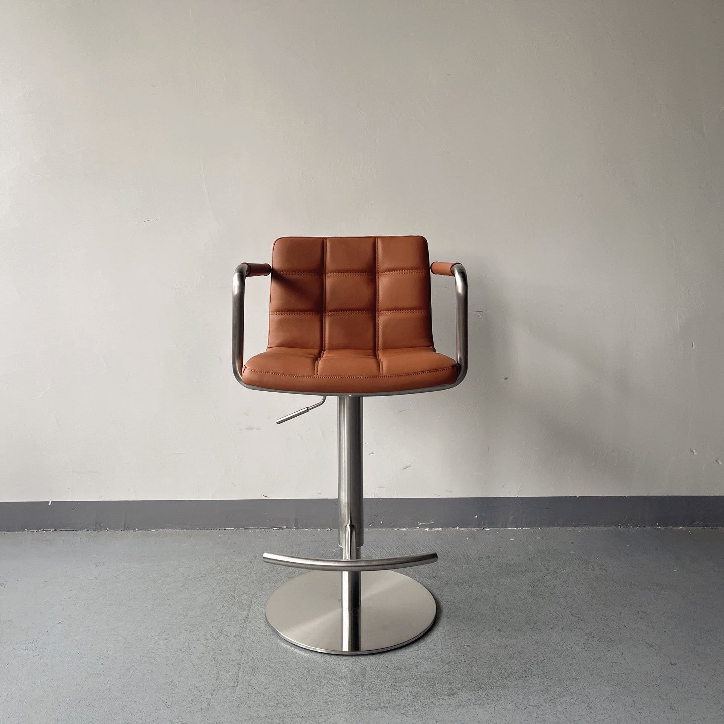 Adjustable Bar Stool – Industrial Modern Height-Adjustable Counter Stool with Black Metal Frame & Round Base