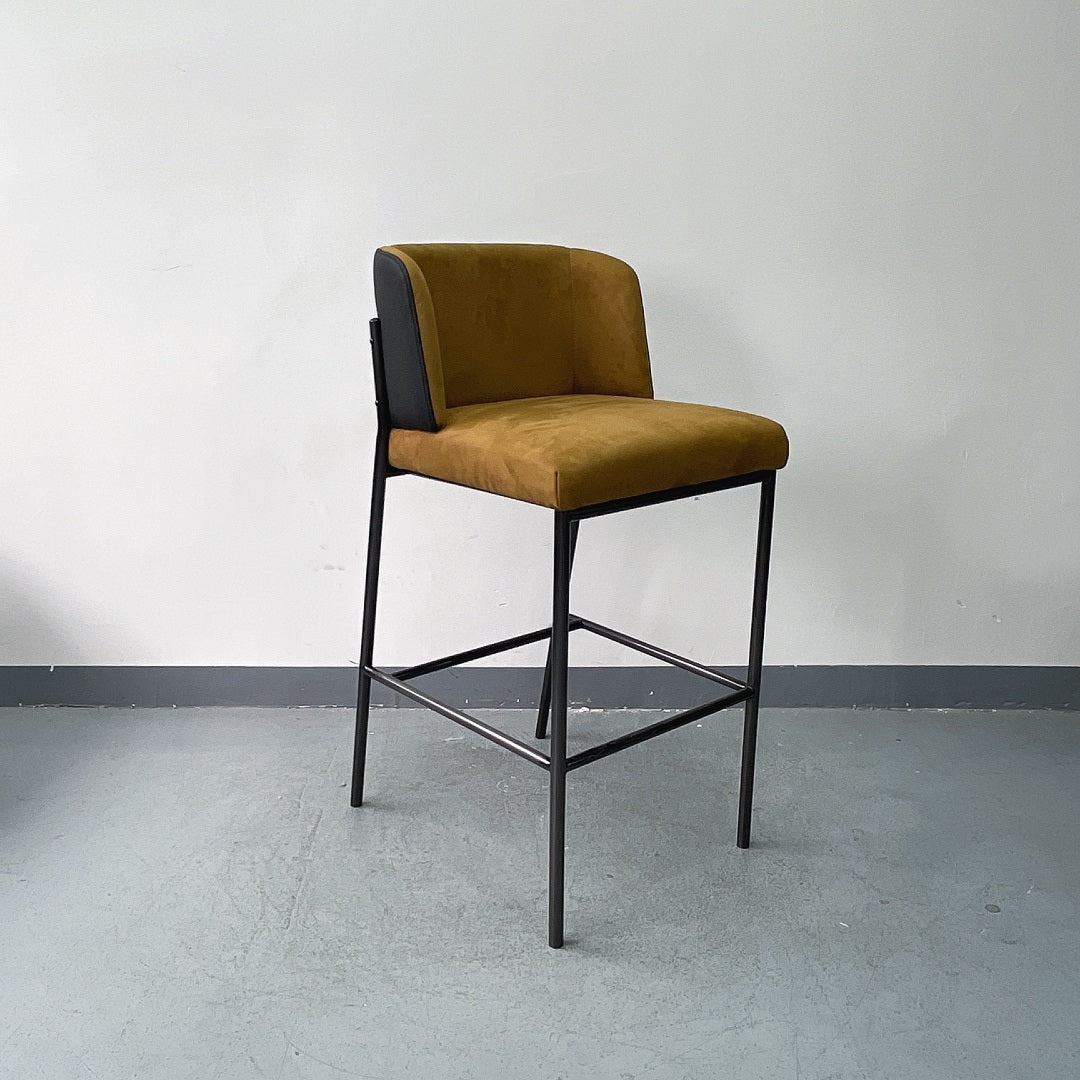 Modern Metal Bar Stool – Black Frame with Tan Leather Seat & Backrest – Industrial Style Counter Height Stool