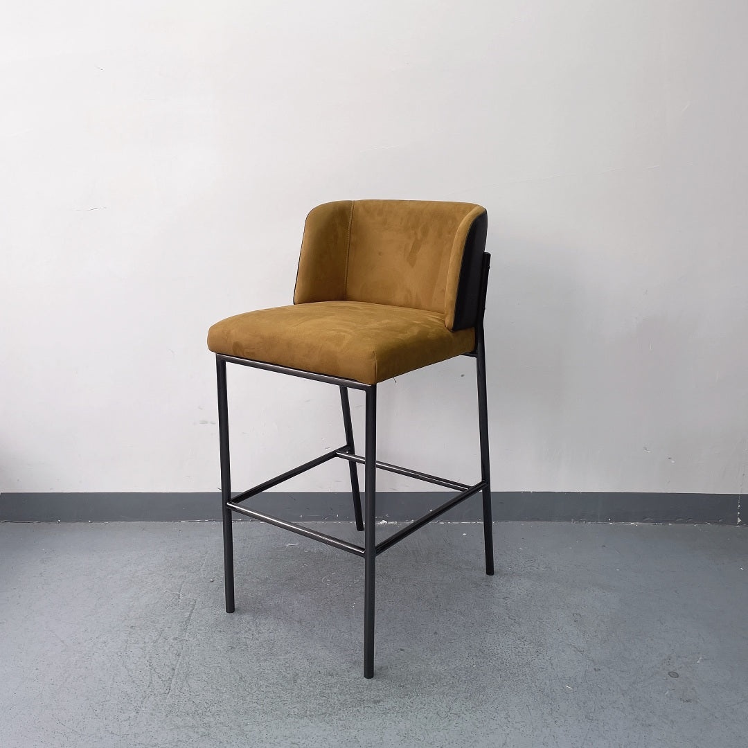 Modern Metal Bar Stool – Black Frame with Tan Leather Seat & Backrest – Industrial Style Counter Height Stool