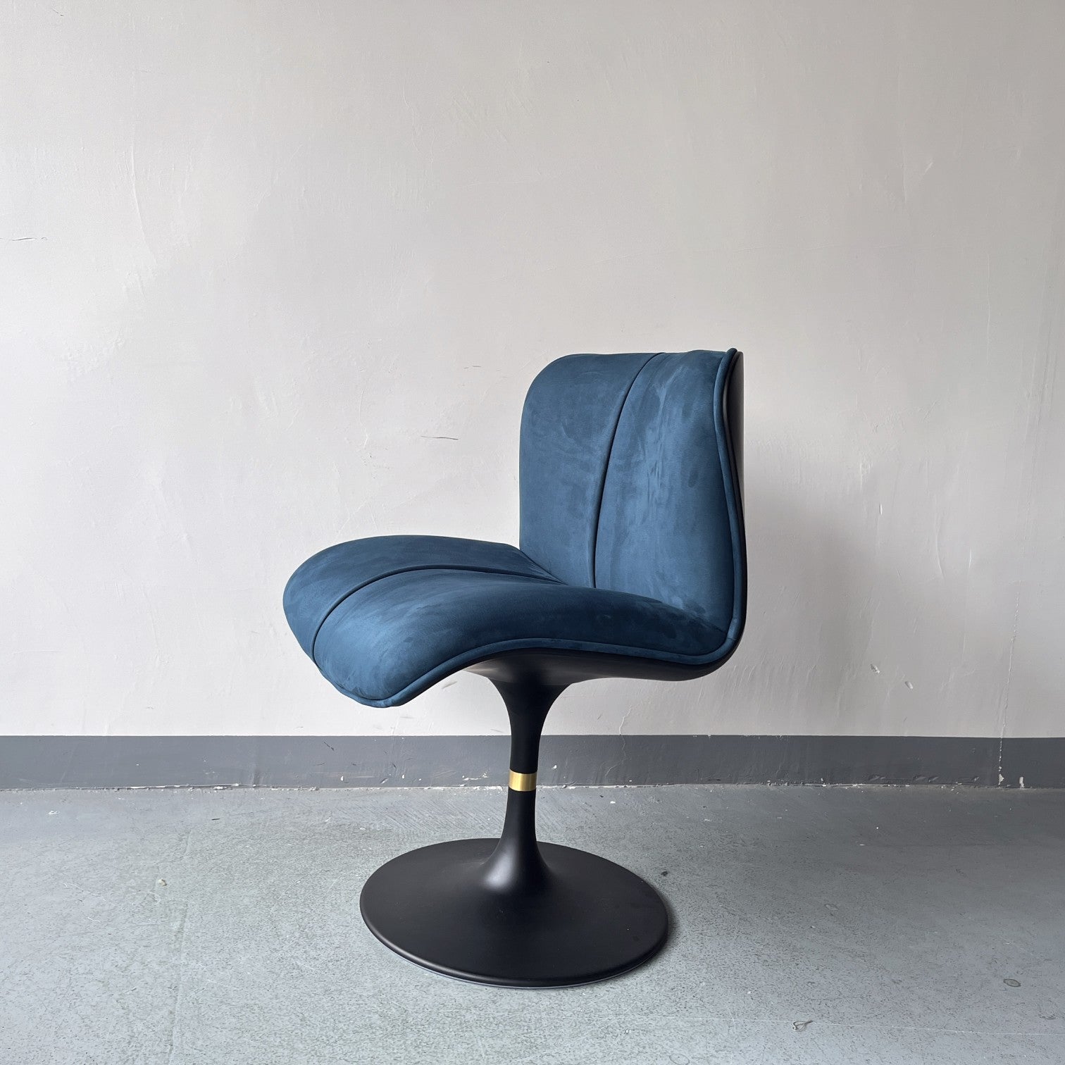 Contemporary Swivel Armchair – Glossy White Upholstery + Matte Black Pedestal Base – Sleek Office Reading Chair