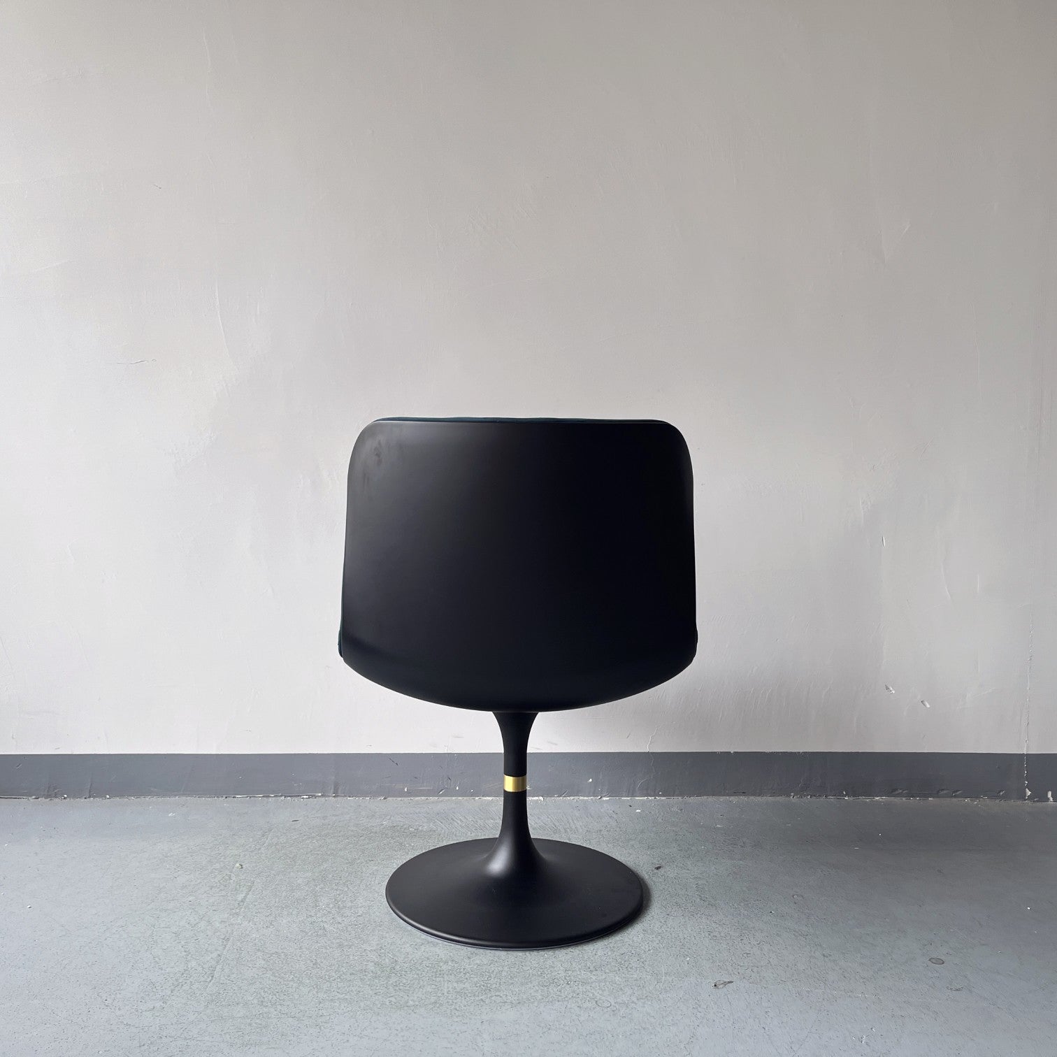 Contemporary Swivel Armchair – Glossy White Upholstery + Matte Black Pedestal Base – Sleek Office Reading Chair