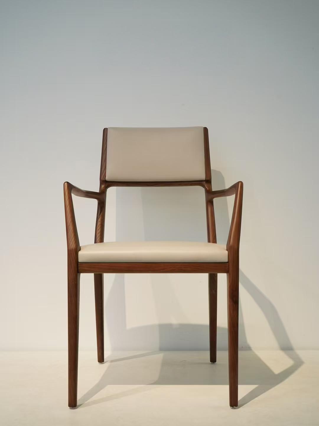 DS Amber Flow Lounge Chair: Walnut-Stained Ashwood & Organic Modernism