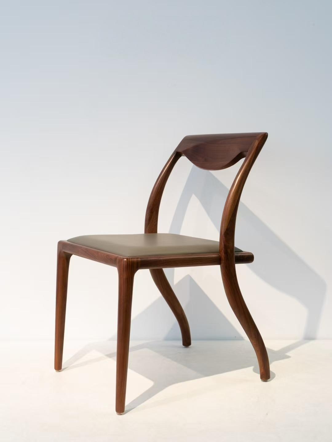 FluidLines Lounge Chair: Walnut Sculptural Craft & Modern Minimalism