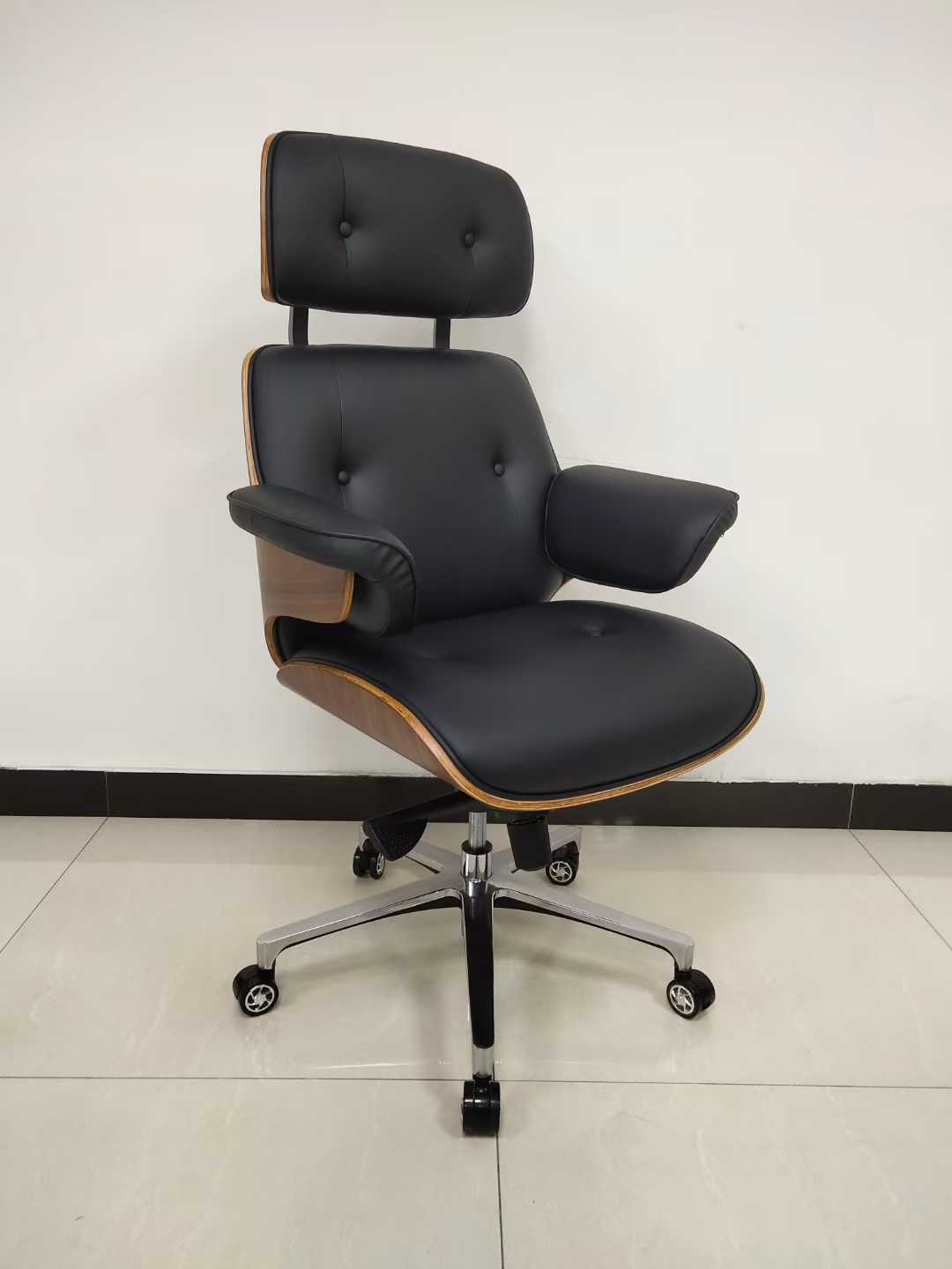 Modern Black Leather Desk Chair – Ergonomic Backrest & Walnut Trim
