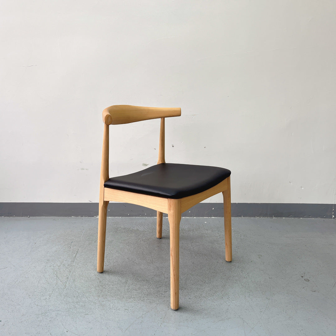 Solid Wood Frame Leather Chair – Scandinavian Modern Dining Chair with Padded Black Seat – Natural Oak & Ergonomic Backrest