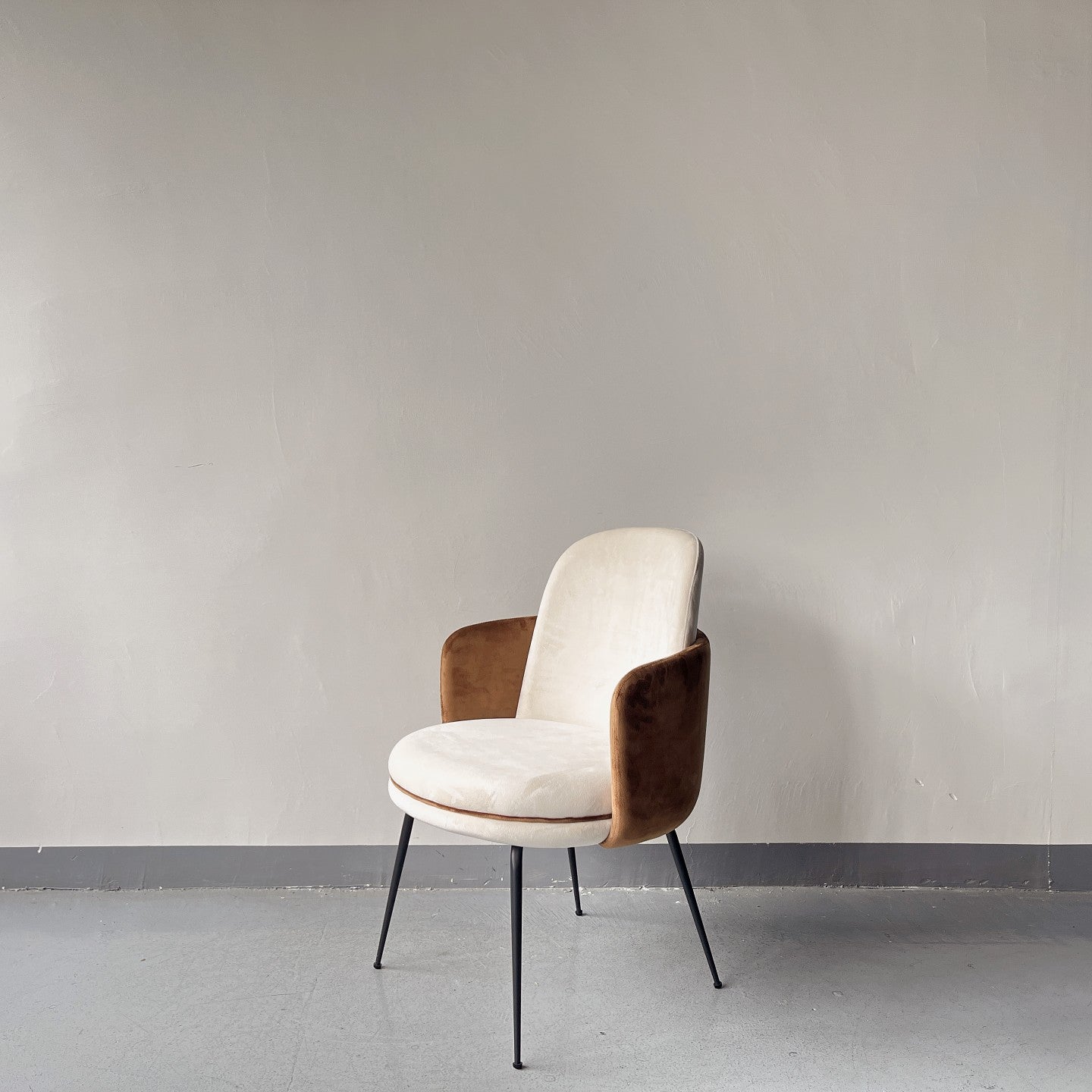 Modern Chair – Powder-Coated Black Metal Frame & Soft Gray Padded Seat – Minimalist Dining or Lounge Chair