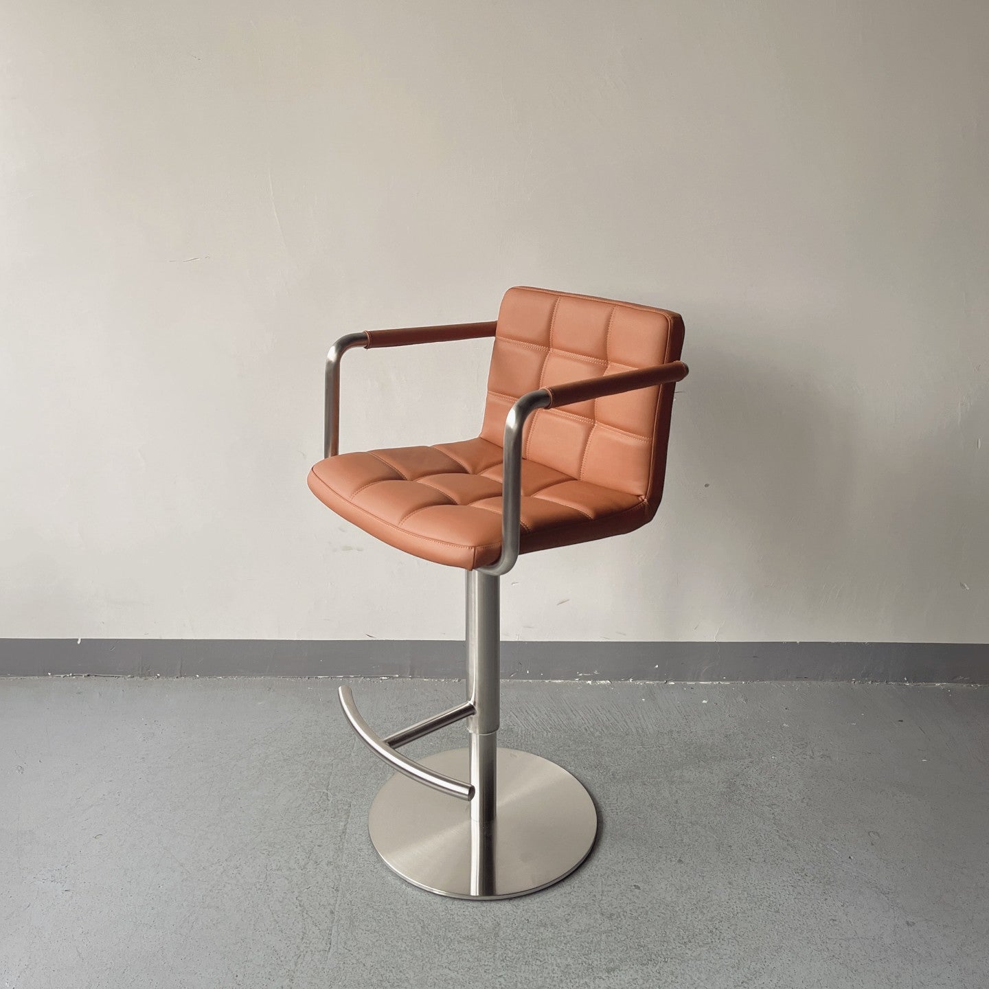 Adjustable  Bar Stool – Industrial Modern Height-Adjustable Counter Stool with Black Metal Frame & Round Base