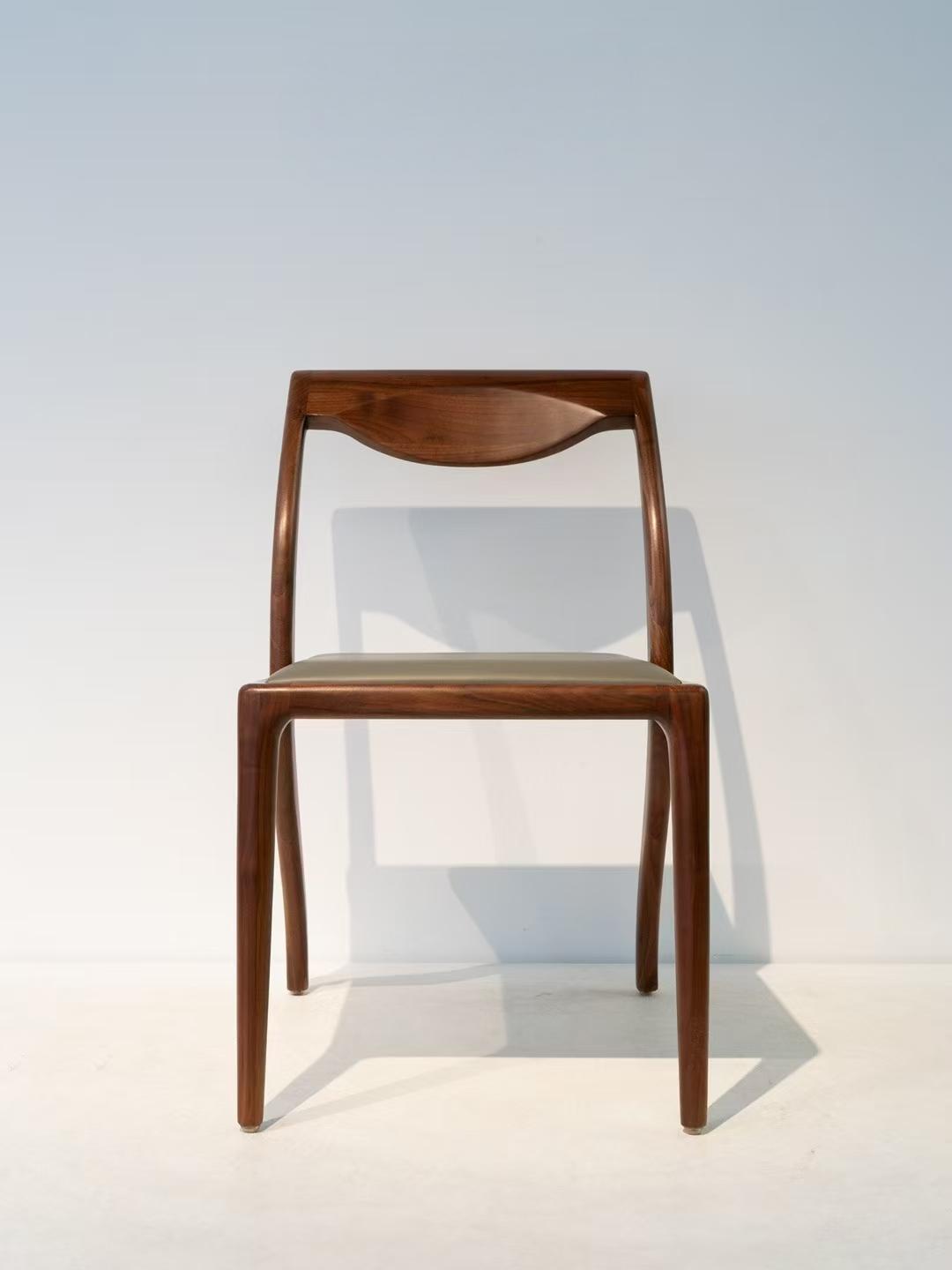 FluidLines Lounge Chair: Walnut Sculptural Craft & Modern Minimalism